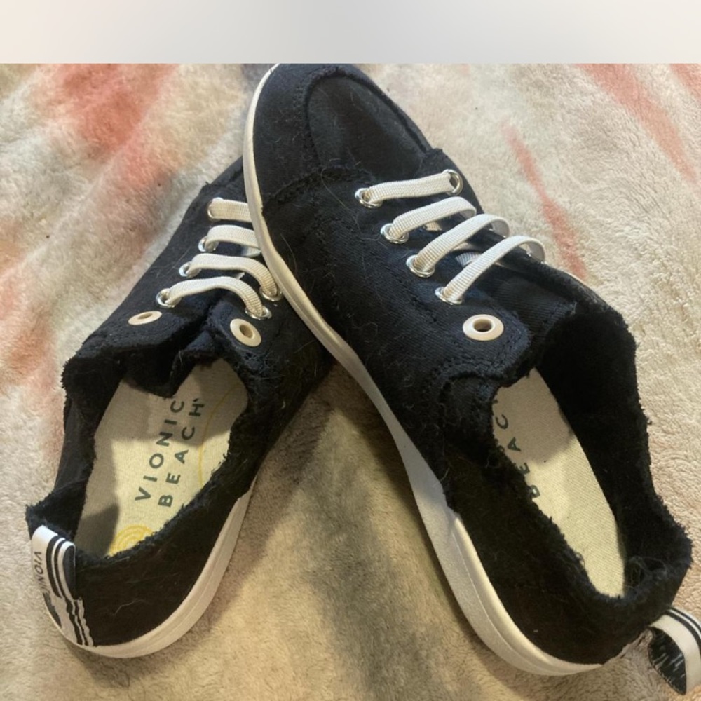 Vionic Beach women’s Black and White Sneakers